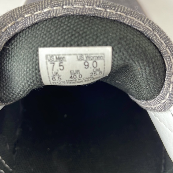 VANS•GRAY CANVAS•WOMENS 9 / MENS 7.5 - Picture 5 of 6